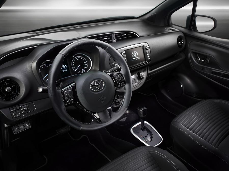 Панель приборов Toyota Yaris Bi-Tone 2017 года  (фото 8 из 36)